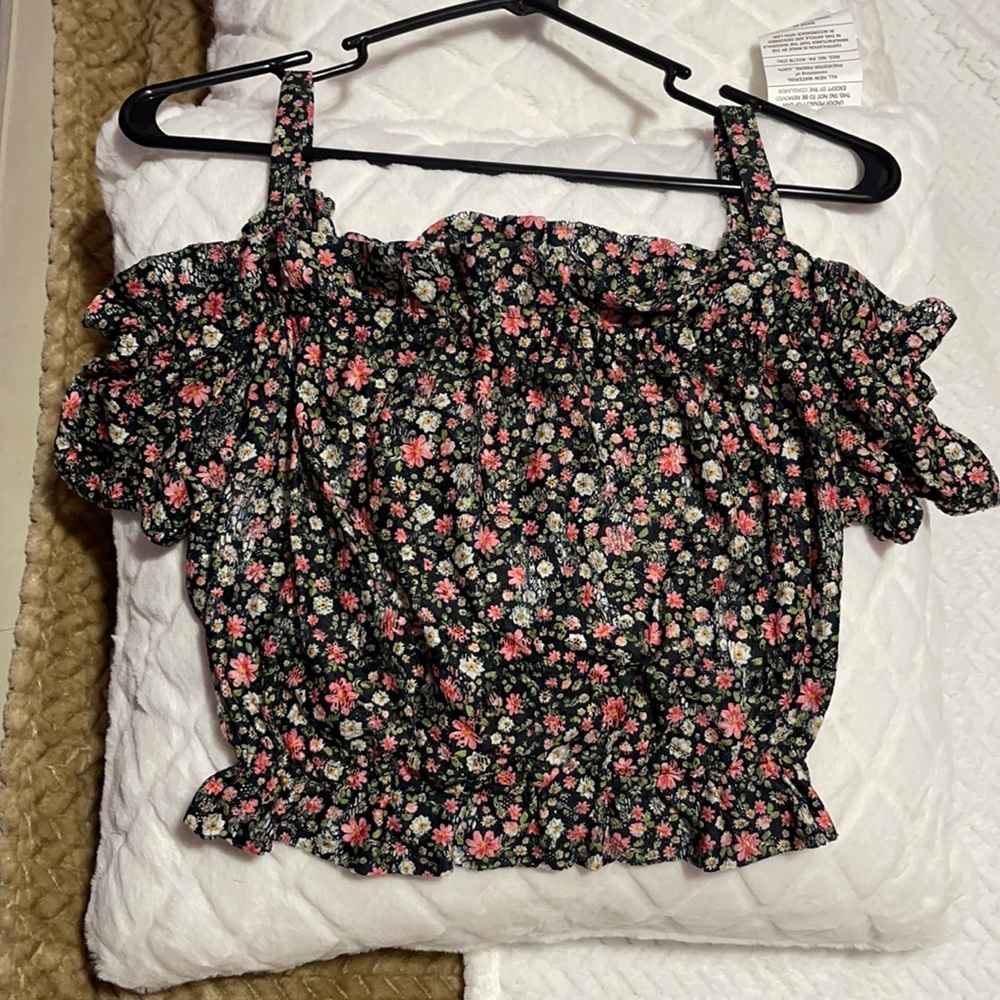 Beautiful BEBE crop top worn once